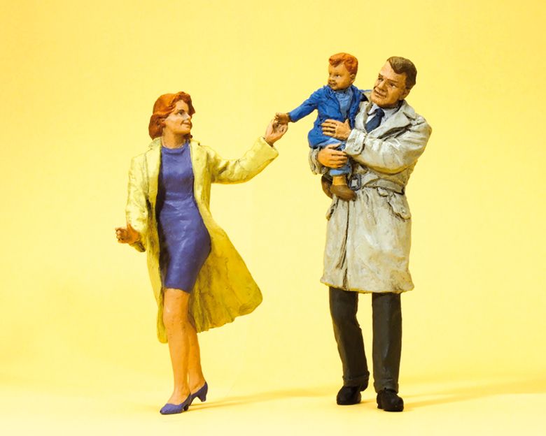 Preiser 45138 G Couple with Child Figures (Set of 3)