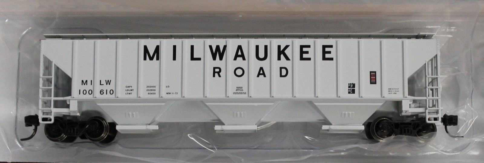 Fox Valley Models 85209-2 N Milwaukee 4740 3-Bay Covered Hopper #100610