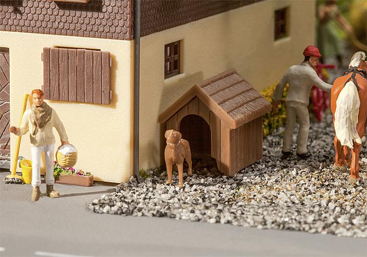 Faller 180939 HO Kennel with Dog