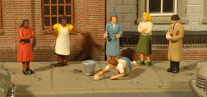 Bachmann 33167 O Sidewalk People Figures (Set of 6)