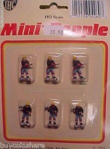 IHC 4260 HO Fireman with Hose and Axes