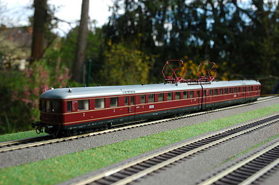 Kato 307071 HO Red DB Ep. III ET25 Multiple Unit T-Car with DC