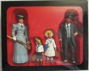 Preiser 45062 G Standing Family Figures (Set of 4)