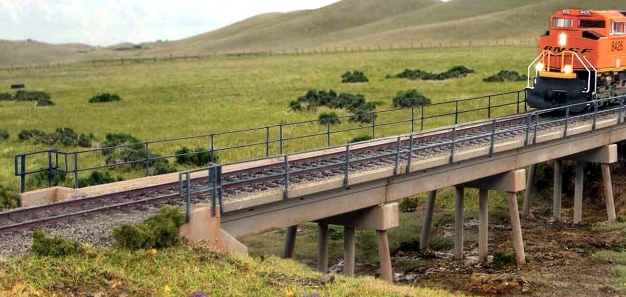 Walthers 933-4591 HO Modern Short-Span Concrete Railroad Bridge Kit