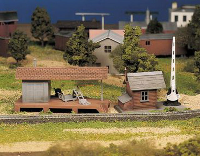 Bachmann 45977 O Plasticville Loading Platform and Crossing Shanty Kit