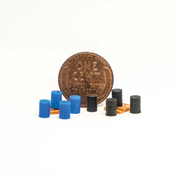 All Scale Miniatures 1600946 N 4 Blue and 4 Black Drums on Pallets