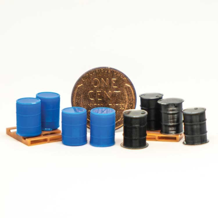 All Scale Miniatures 870946 HO Blue and Black Drums and 4 Black Drums on Pallets