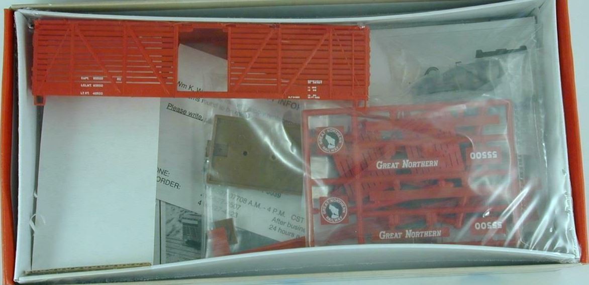 Walthers 932-2763 HO Great Northern 40' Stock Car with Dreadnaught Ends Kit