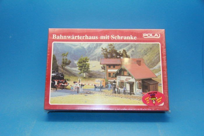 Pola 558 HO Rail Masters House with Crossing
