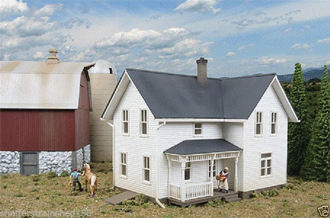 Walthers 933-3333 HO Lancaster Farmhouse Kit