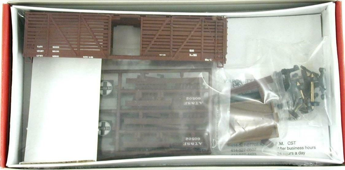 Walthers 932-3411 HO 40' Stock Car with Outside Braced Wood Ends Santa Fe