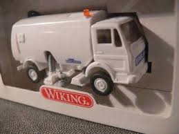 Wiking 6420124 HO Mercedes-Benz Street Cleaning Truck