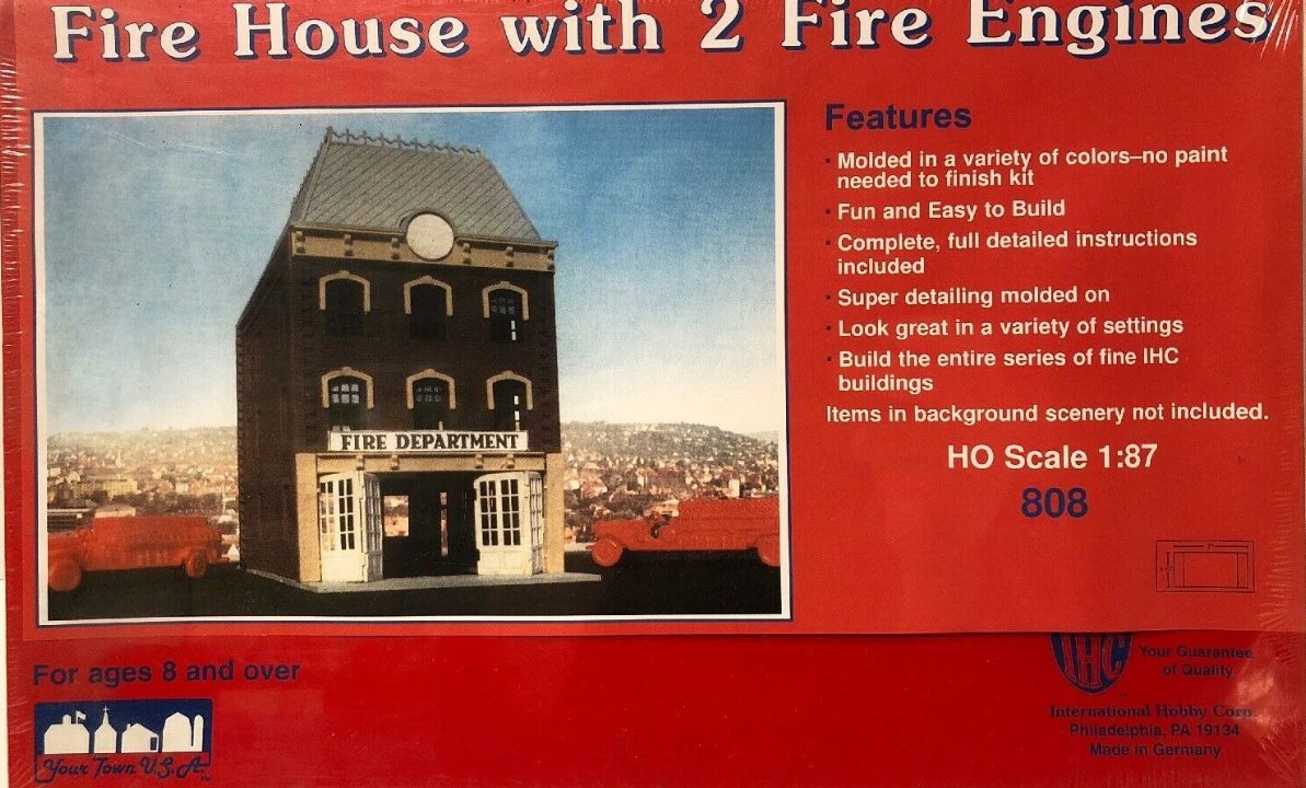 IHC 808 HO Fire House with 2 Fire Engines Building Kit