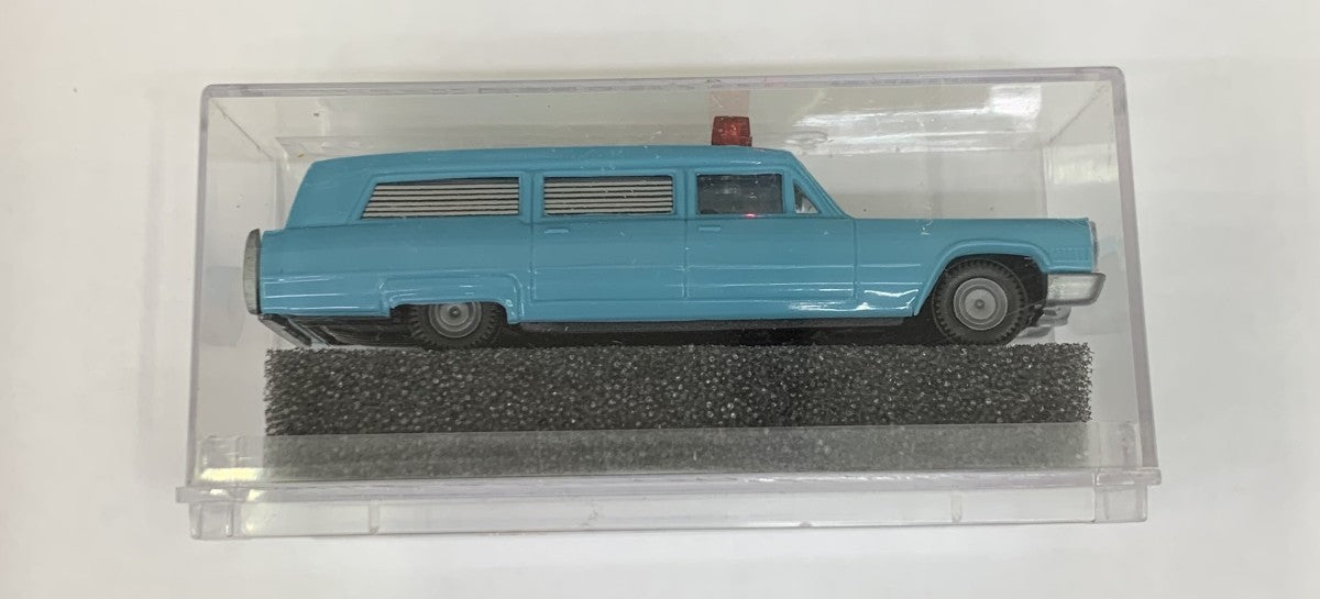 Praline 82901 HO Scale Caddy Krankenwagen