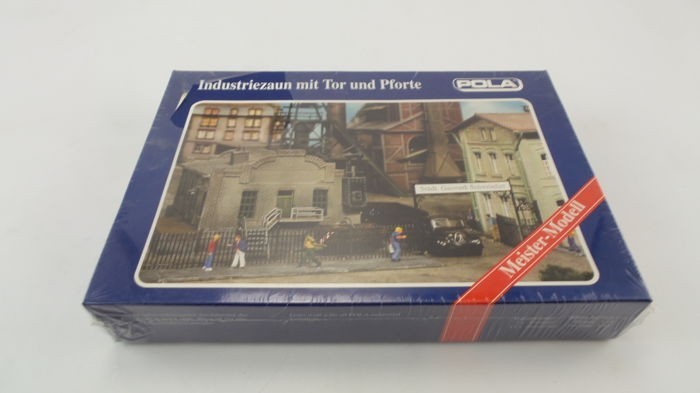 Pola 850 HO Wrought Iron Fence with Gate and Door Building Kit