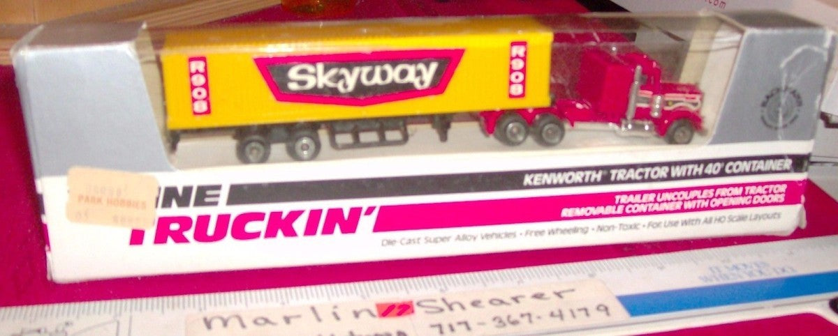 Bachmann 99-9101 HO Kenworth Tractor with 40' Container