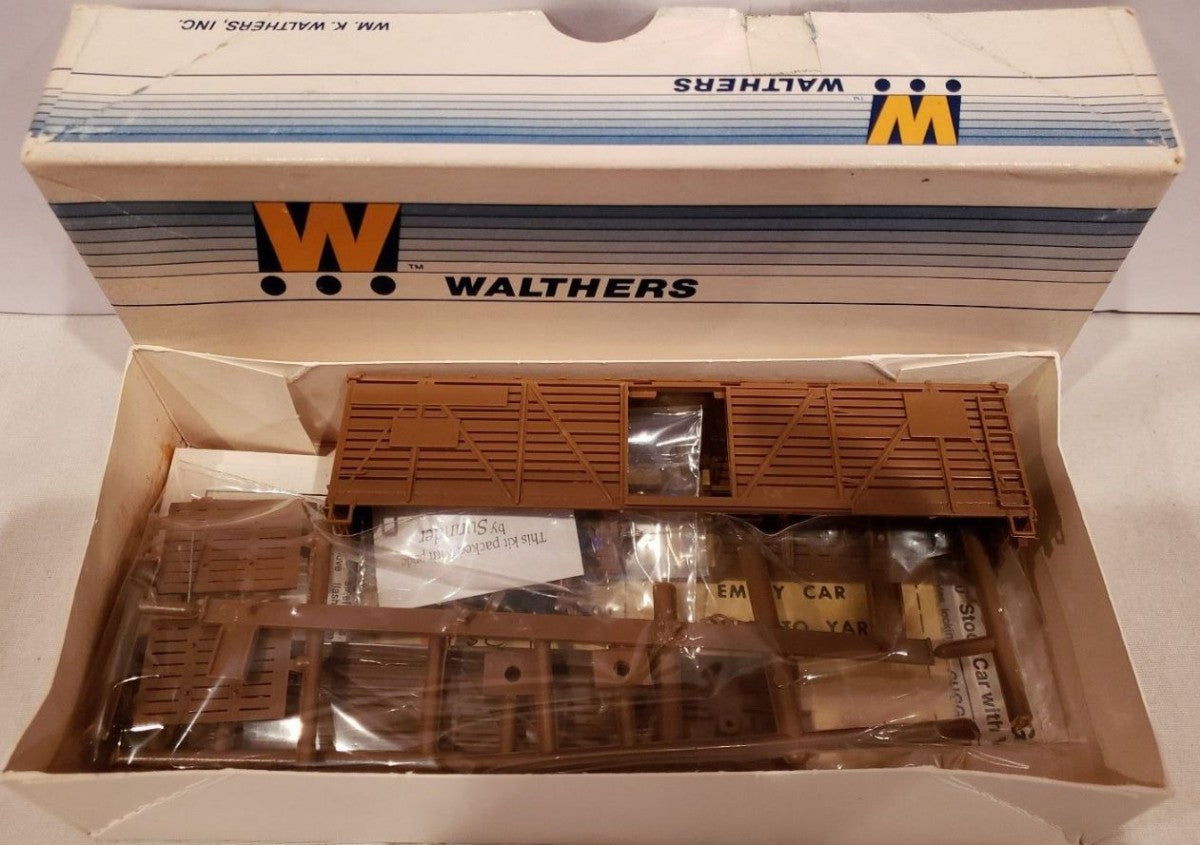 Walthers 932-2800 HO 40 FT Stock Car with Wood Ends