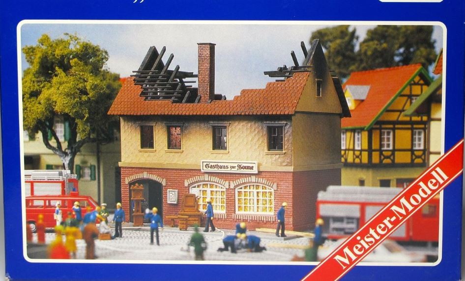 Pola 150 HO Scale Burnt Down House Model Building Kit
