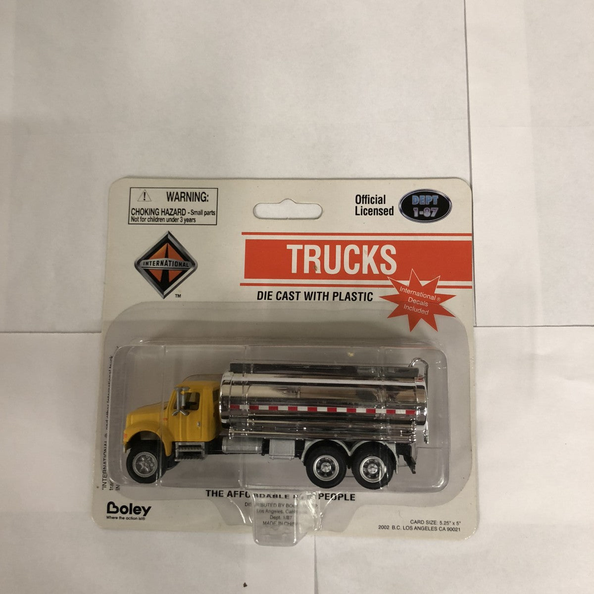 Boley 4009-86 HO Dept-1:87 Yellow/Silver Triple Axle Oil Tanker International