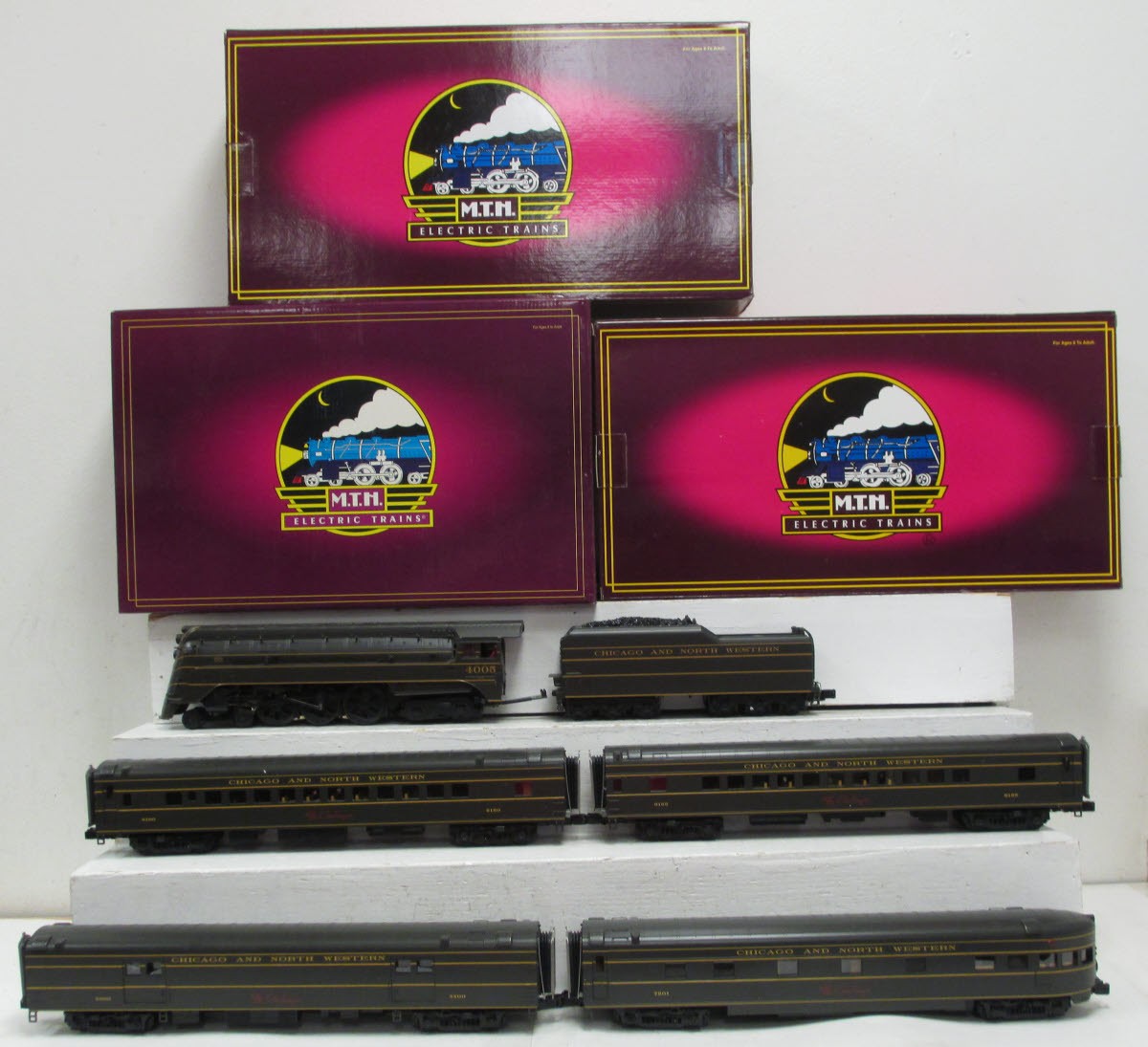 MTH 20-3325-1 Chicago & North Western E-4 O Gauge Steam Passenger Train Set