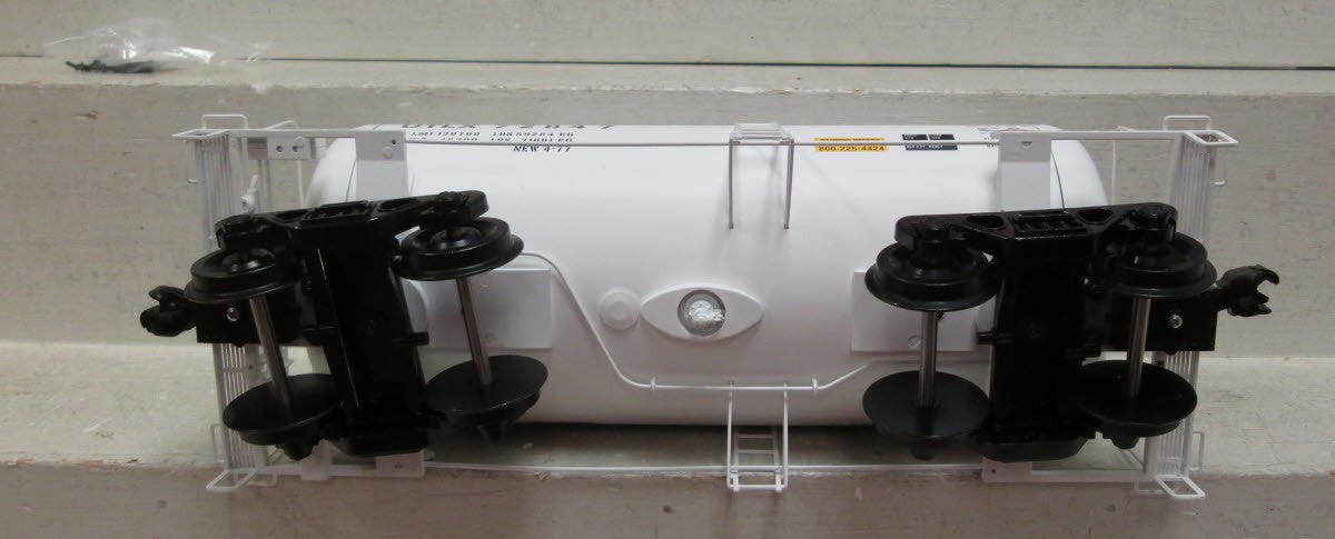 USA Trains R15203 UTLX White Beer Can Tank Car - Metal Wheels