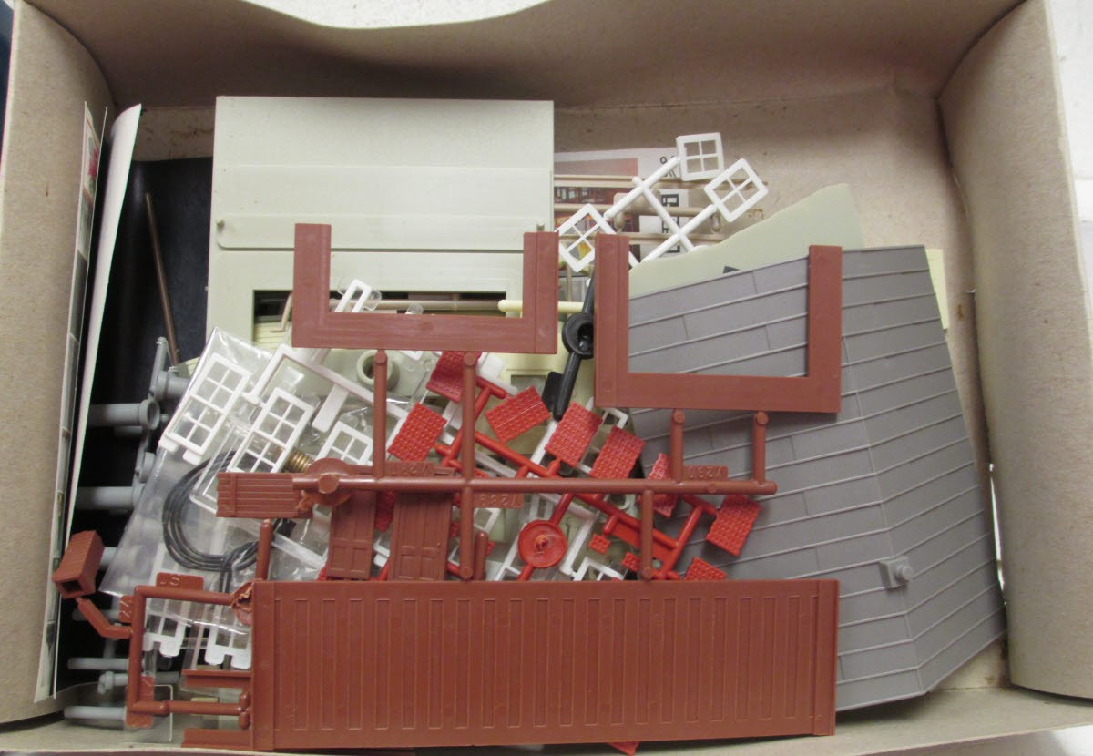 Walthers 933-3605 HO Gold Ribbon Series Wally's Warehouse Building Kit