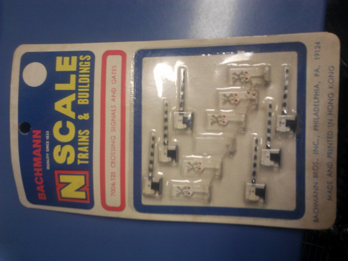 Bachmann 7004 N Crossing Signals & Gates (Pack of 12)
