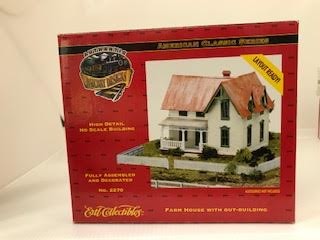 Ertl 2270 HO Farm House with Out Building Built Up