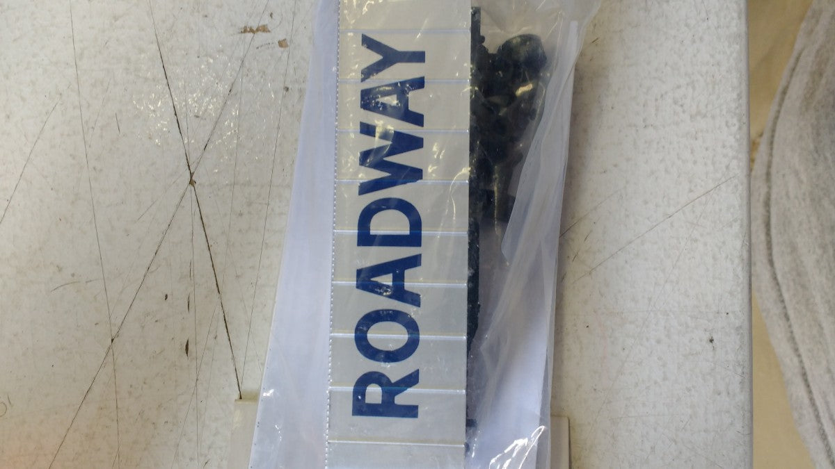 Walthers 933-1617 HO Roadway Aluminum 32' Van Trailer Kit