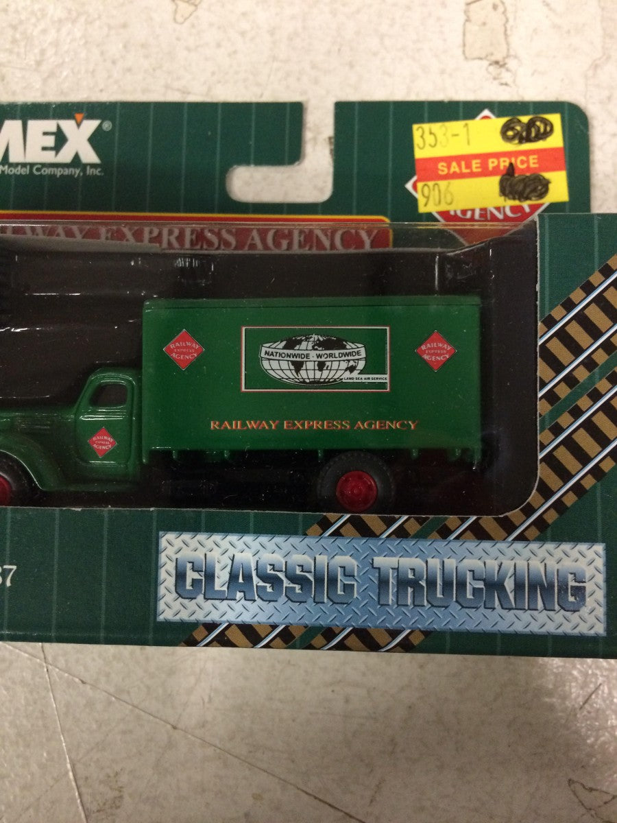 Imex 870029 1:87 International Harvester KB-8 Box Truck REA