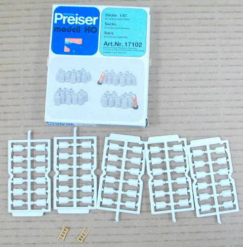 Preiser 17102 HO Unpainted Sacks Plastic Model Kit (Set of 60)