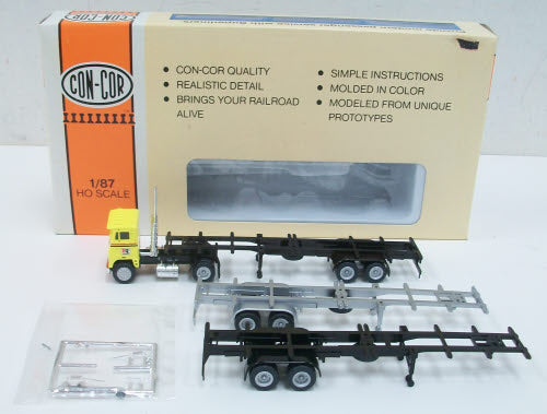 Con-Cor 0004-008399 HO 40' Freightliner Ryder Tractor with 3 Container Chassis