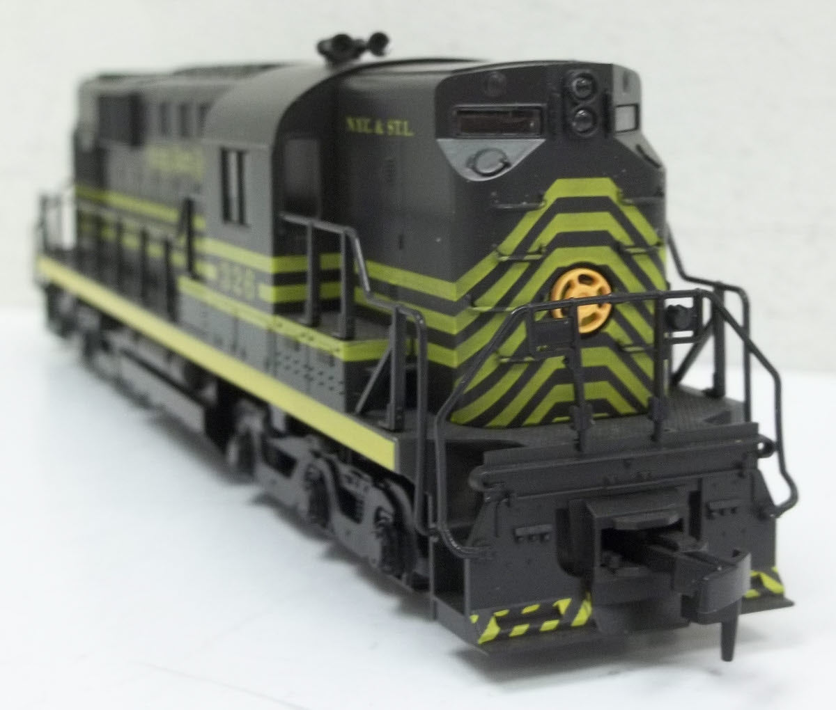 Atlas 8002 HO Nickel Plate Rd. RSD-12 Diesel Locomotive #326