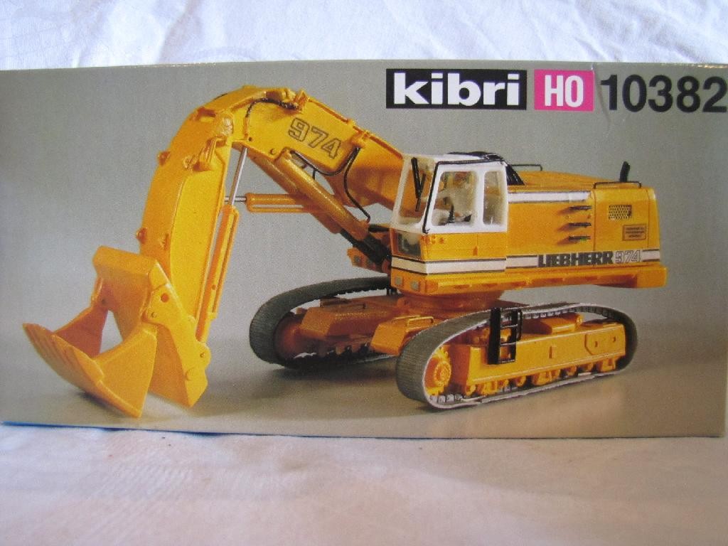 Kibri 10382 HO Liebherr 974 Excavator With Large Capacity Shovel Kit