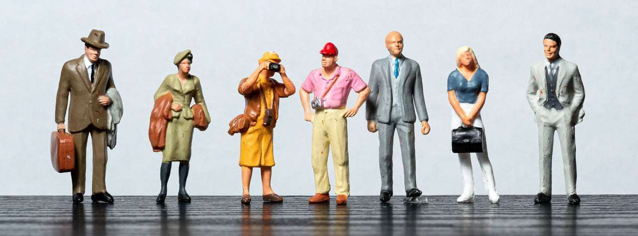 Rock Island Hobby 061109 O Pre-Painted Standing Tourists & Travelers (Set of 10)