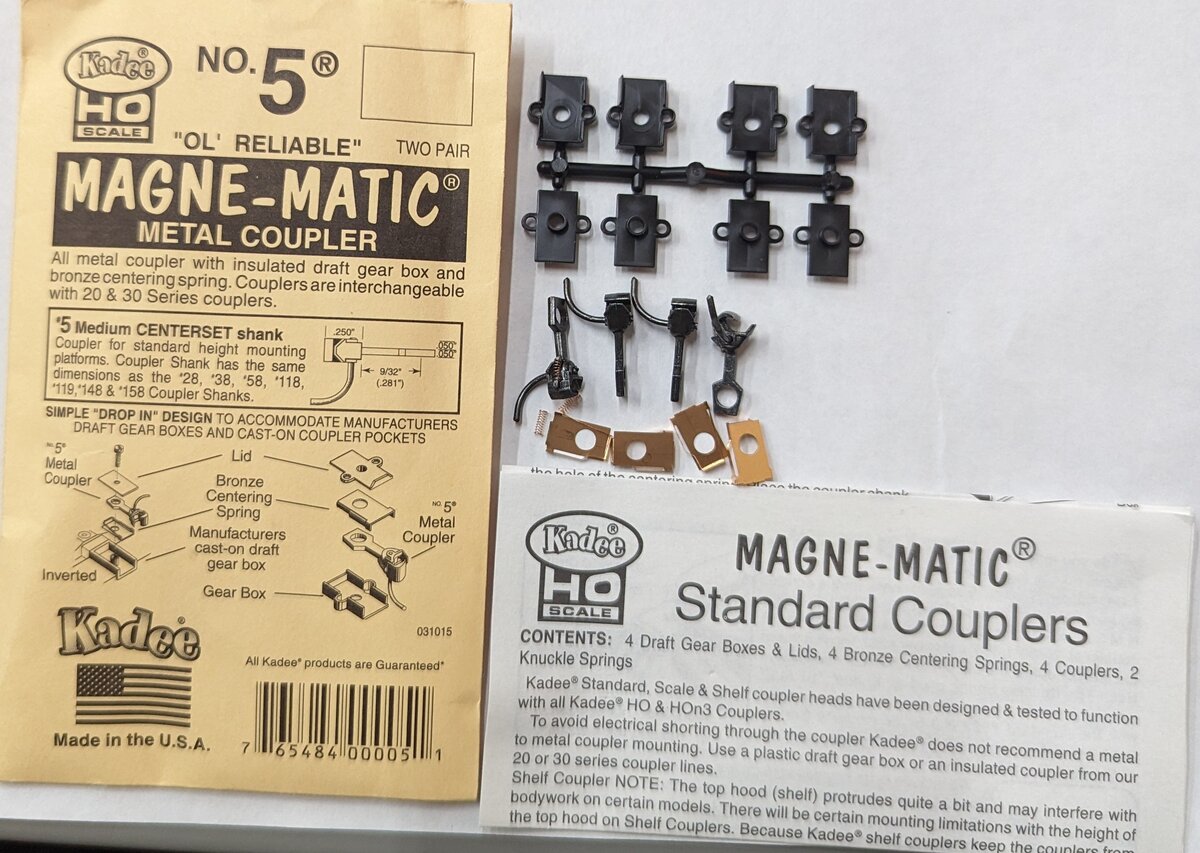 Kadee 5 HO Scale Universal Metal Coupler and Insulated Draft Gear (2 Pairs of 2)