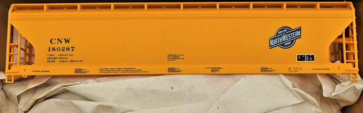 Accurail 2006.4 HO C & NW Chicago & North Western ACF 3-Bay Centerflow Kit