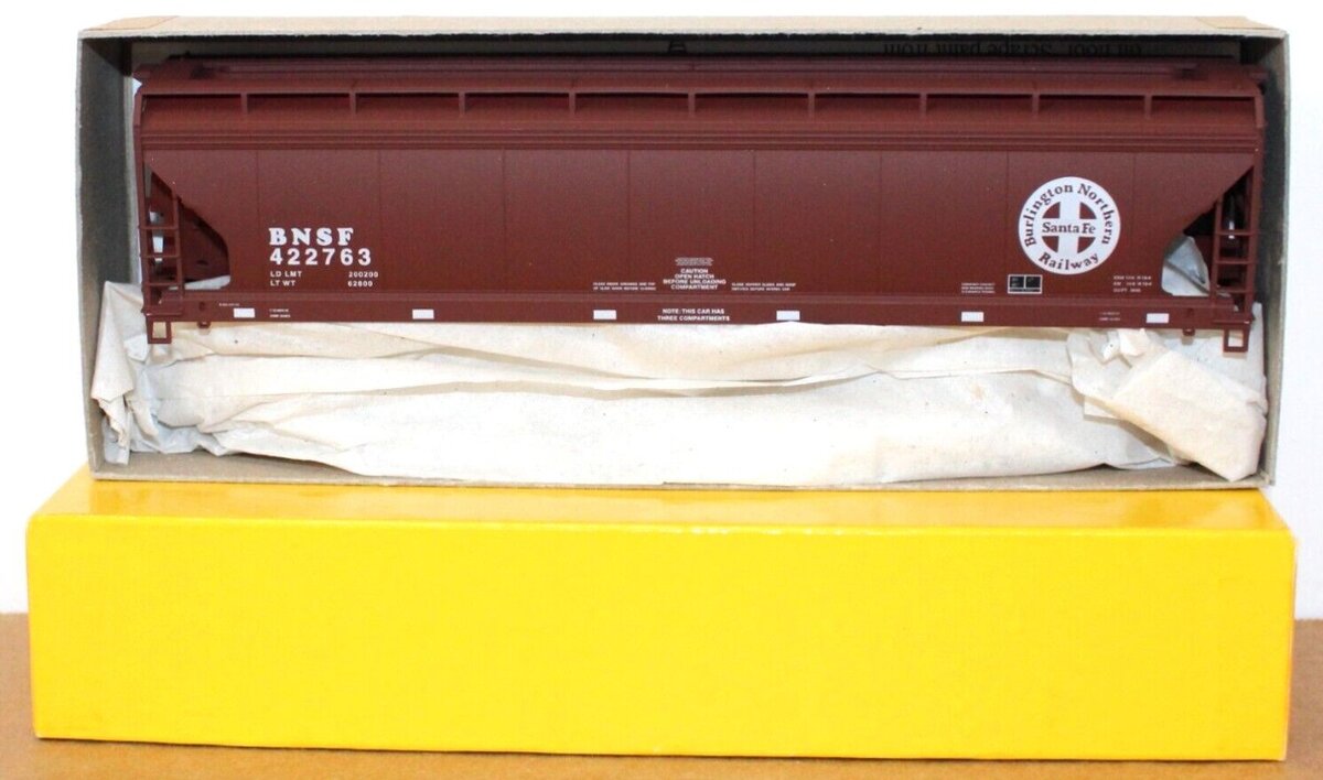 Accurail 2049 HO Burlington Northern Santa Fe ACF 3-Bay Covered Hopper Kit