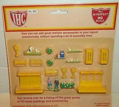 IHC 9222 HO Village Green Accessories