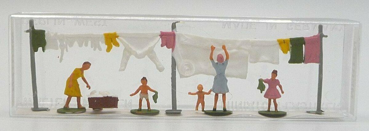 Merten 2319 HO Scale Women Hanging Up Laundry Figures (Set of 5)