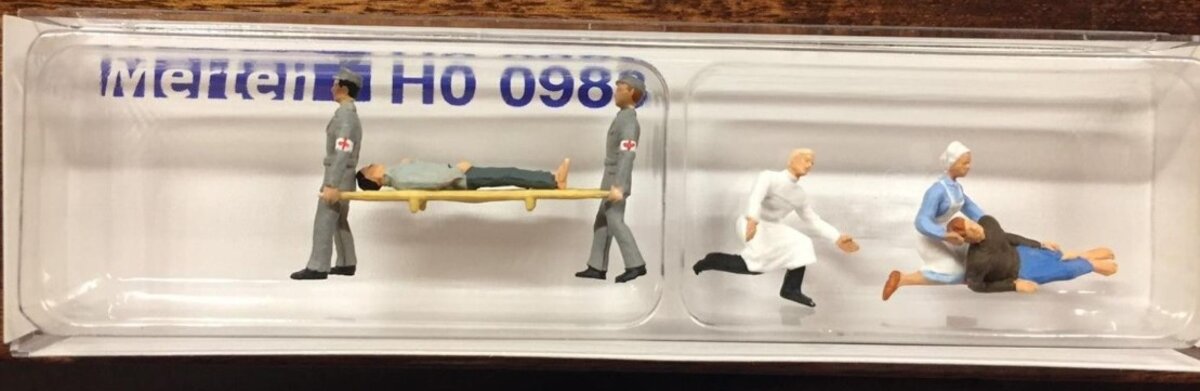 Merten 988 HO Red Cross First Aid Worker w/Stretcher