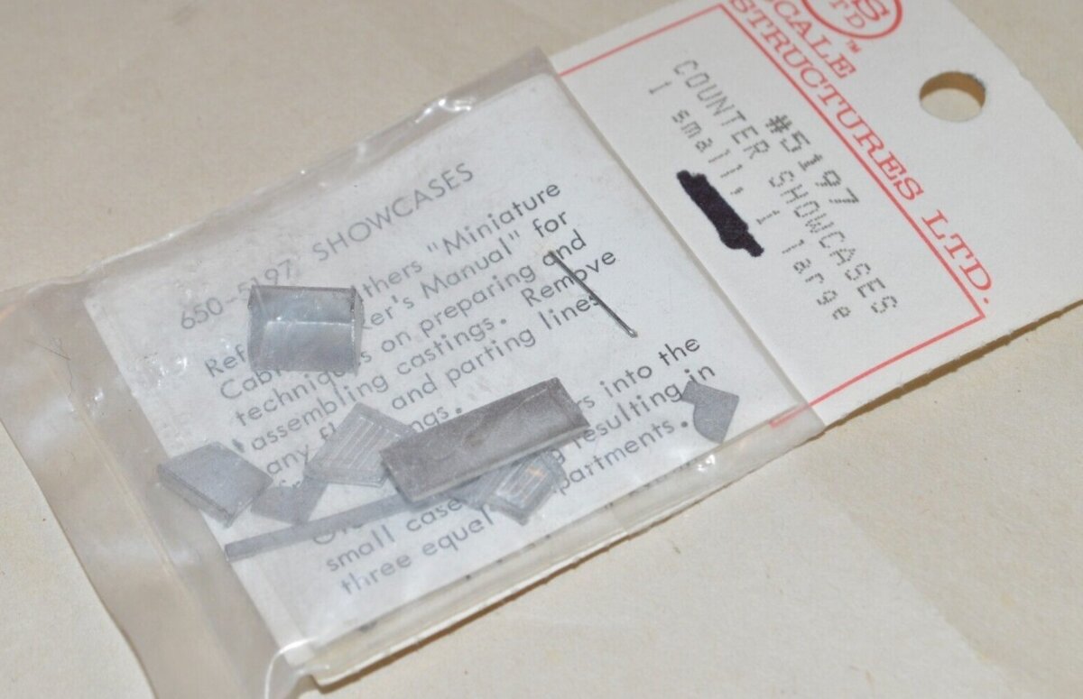 Scale Structures 5197 HO Scale Counter Showcase 1 Large & 1 Small Metal Kit