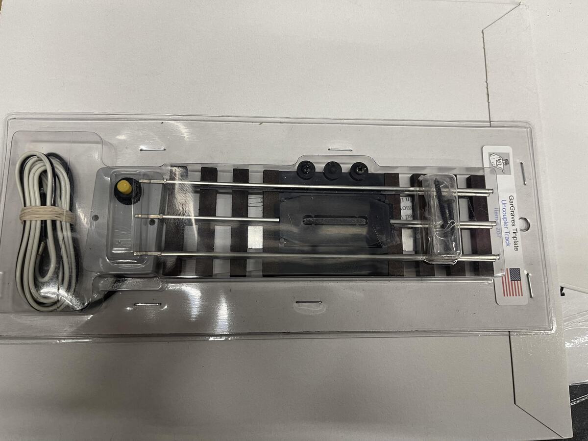 Gargraves 207 O 3 Rail Regular Tinplate Magnetic Uncoupling Section