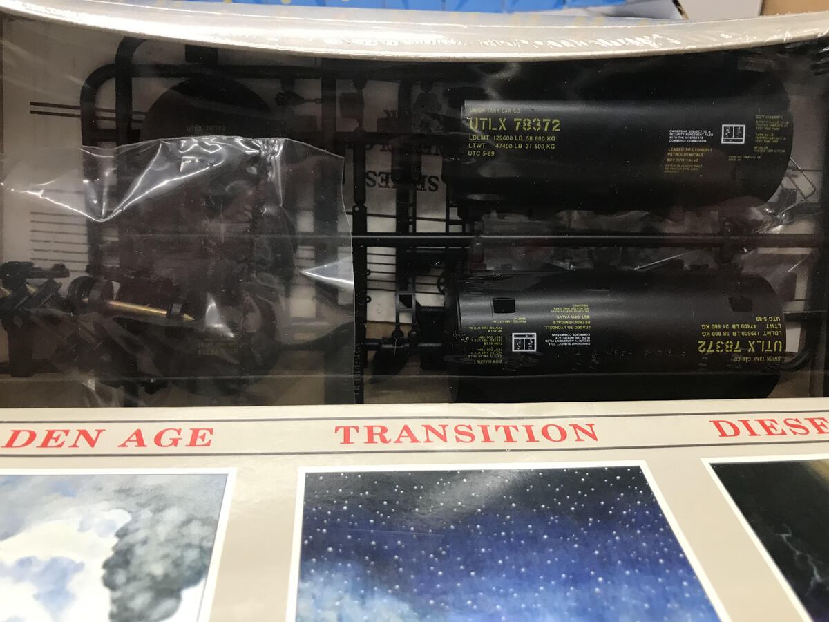 Walthers 932-5101 HO UTLX 30' Funnel Flow Tank Car Road Number May Vary Kit