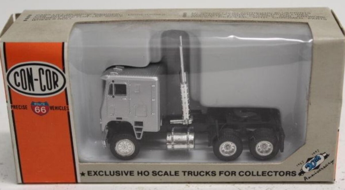 Con-Cor 0004-132000 HO Silver Medium Cab Generic 45’ Freightliner Tractor