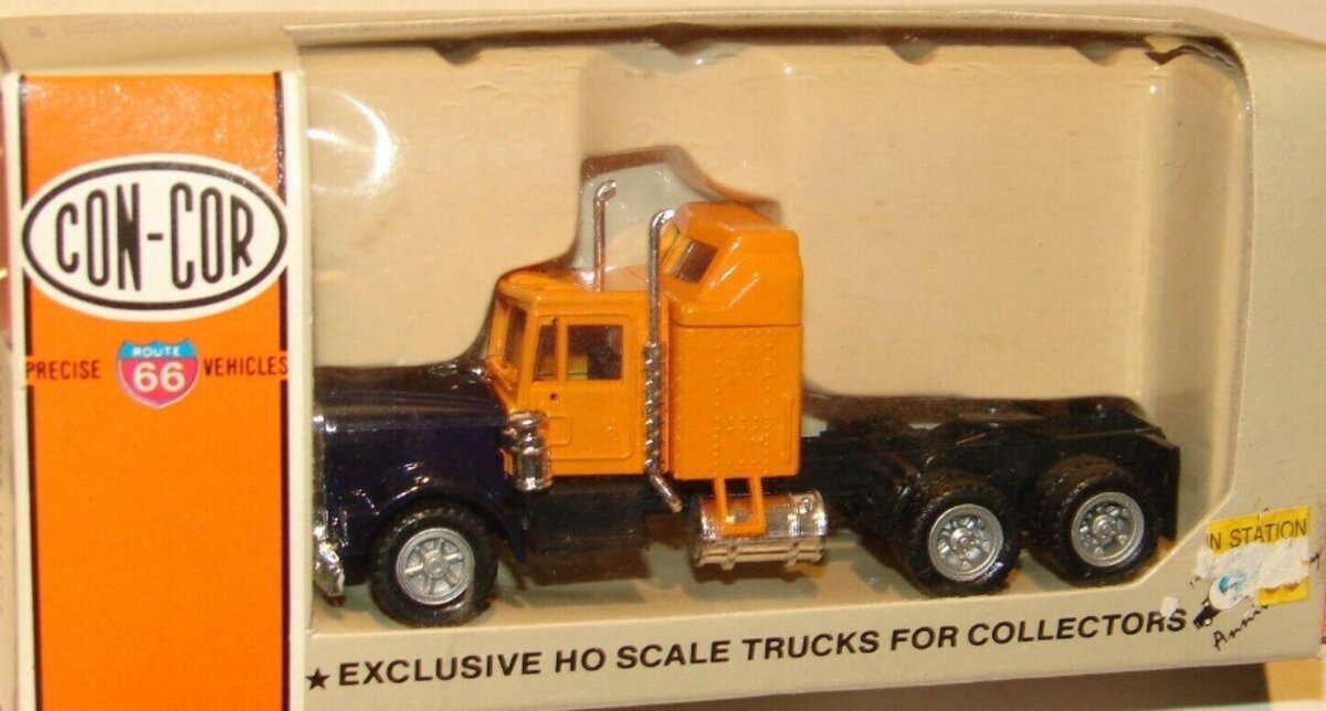 Con-Cor 0004-333000 1:87 Orange & Black Kenworth Tractor W/Aero Sleeper Cab