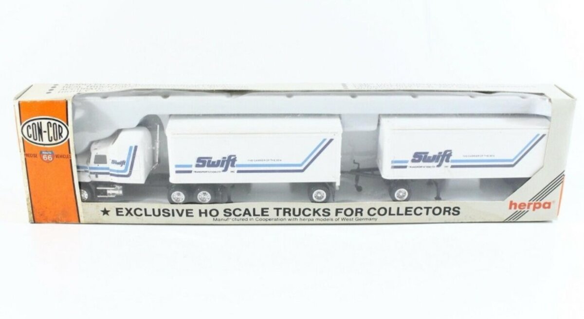 Con-Cor 0004-001053 HO Swift Tractor and 27' Twin Trailer