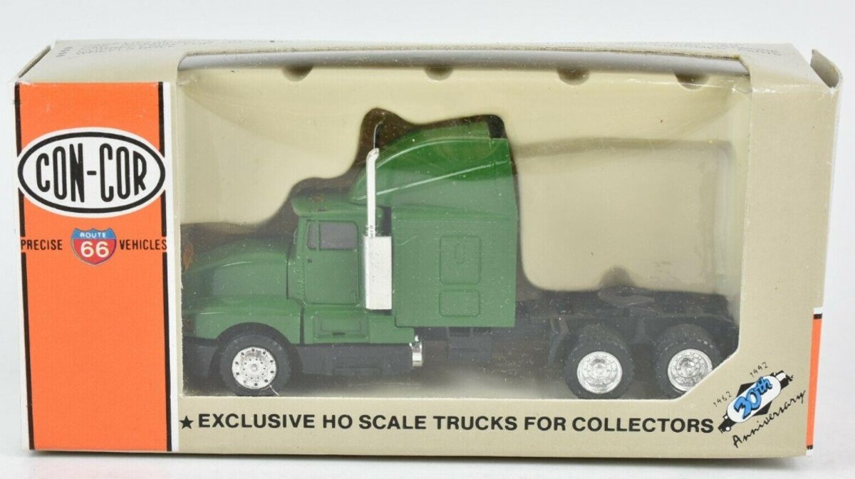 Con-Cor 0004-641000HO Green Kenworth T600-A Tractor With Aero Sleeper
