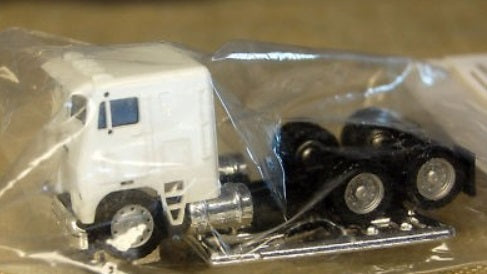 Herpa 15238 1:87 White Freightliner Coe Tandem Axle Tractor