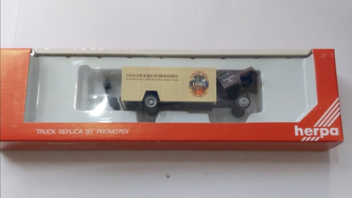 Herpa 6136 1:87 Taylor & Bate International Harvester Straight Truck